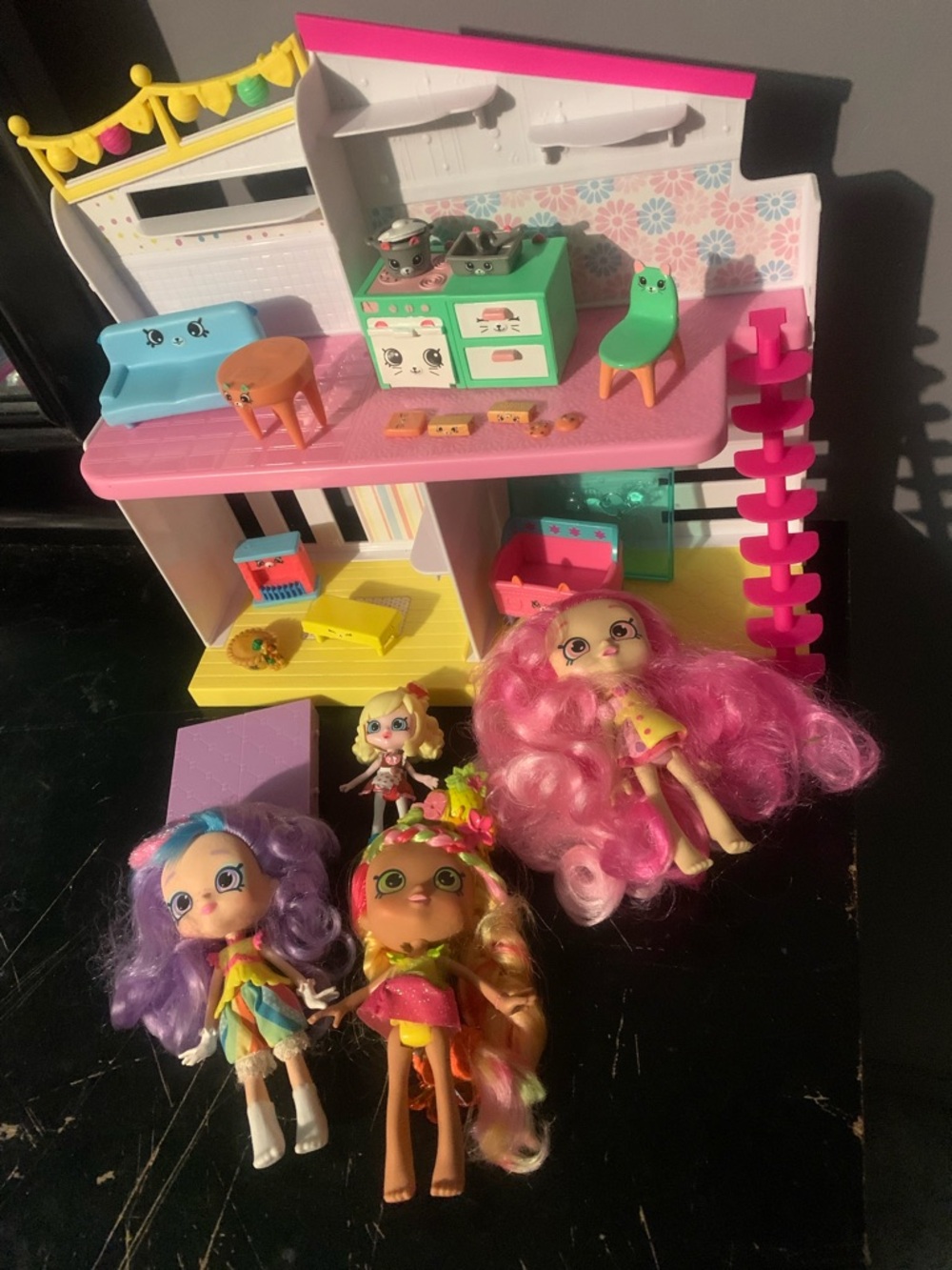 Shopkins Happy Places Happy Home With Miniature Decor & Shoppies Dolls